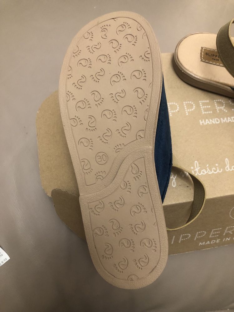 Nowe z pudelkiem granatowe slippers family