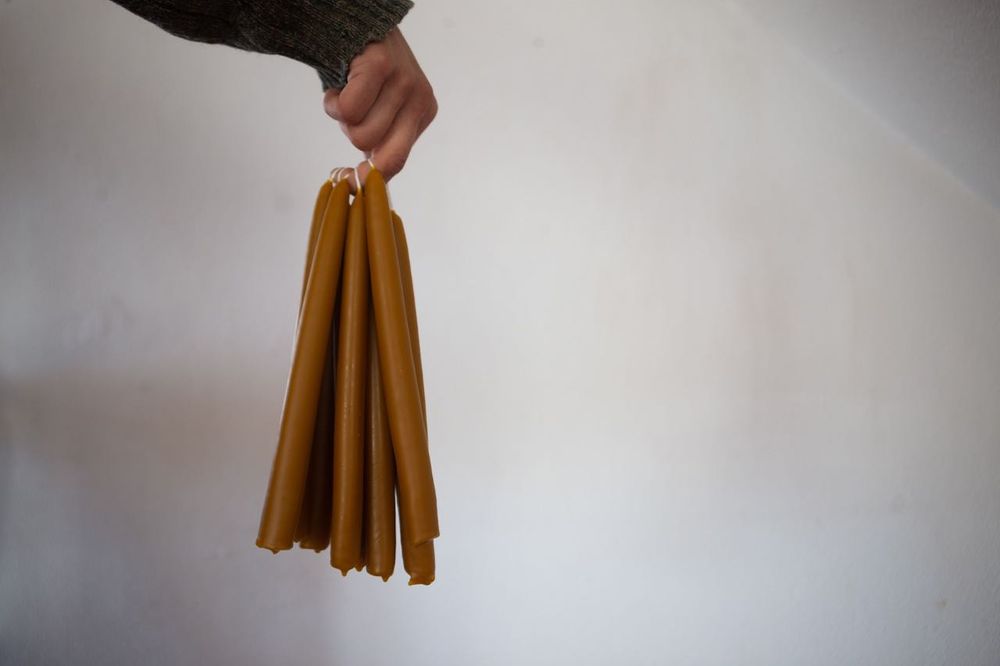 velas tradicionais de cera de abelha mergulhadas à mão