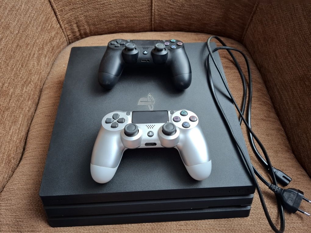 PS4 PRO + 2 pady + 2 gry