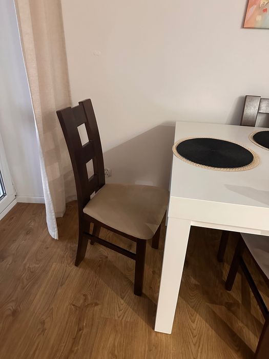 Krzesła drewniane