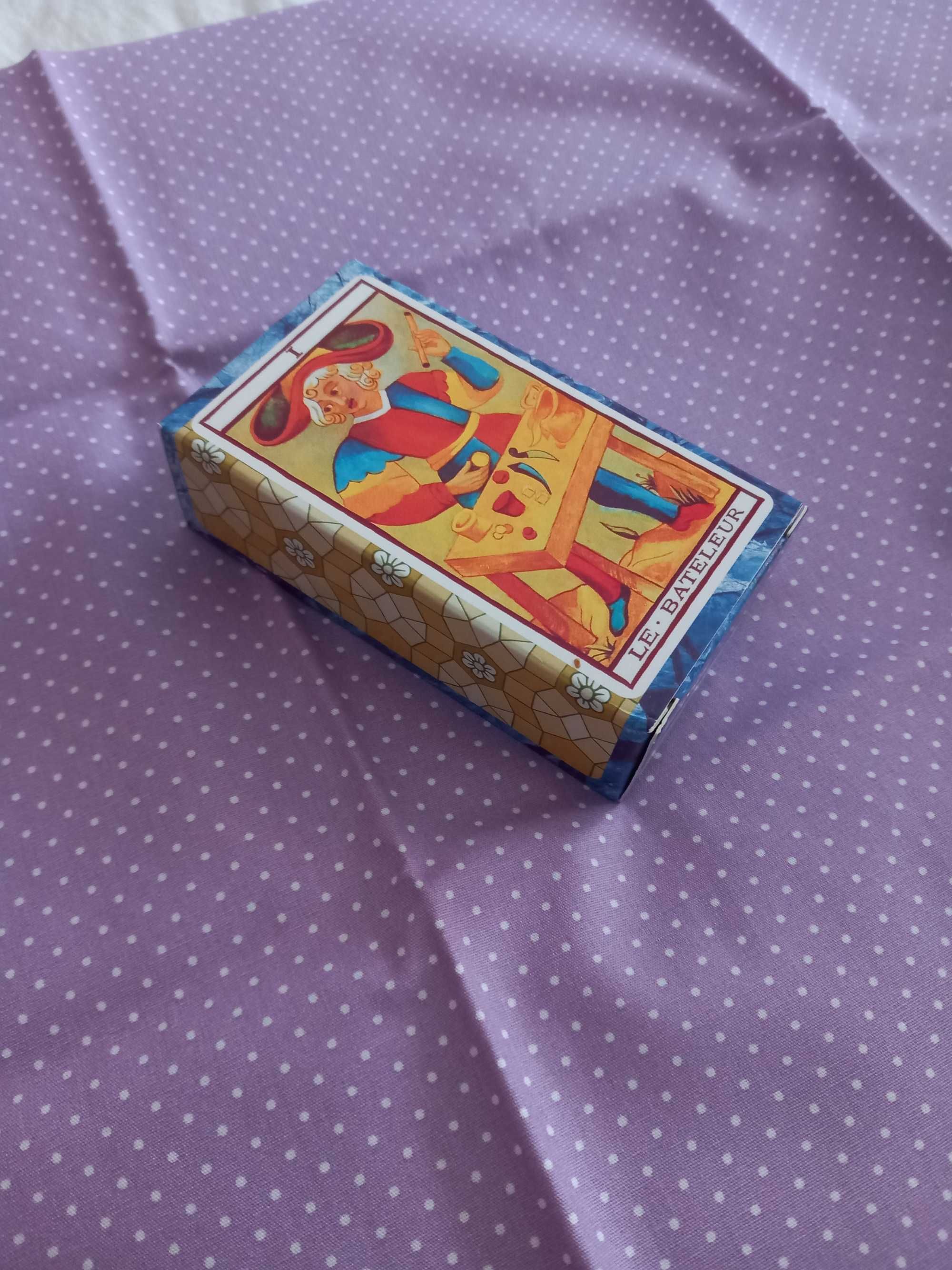 Tarot de Marselha com cores atrativas