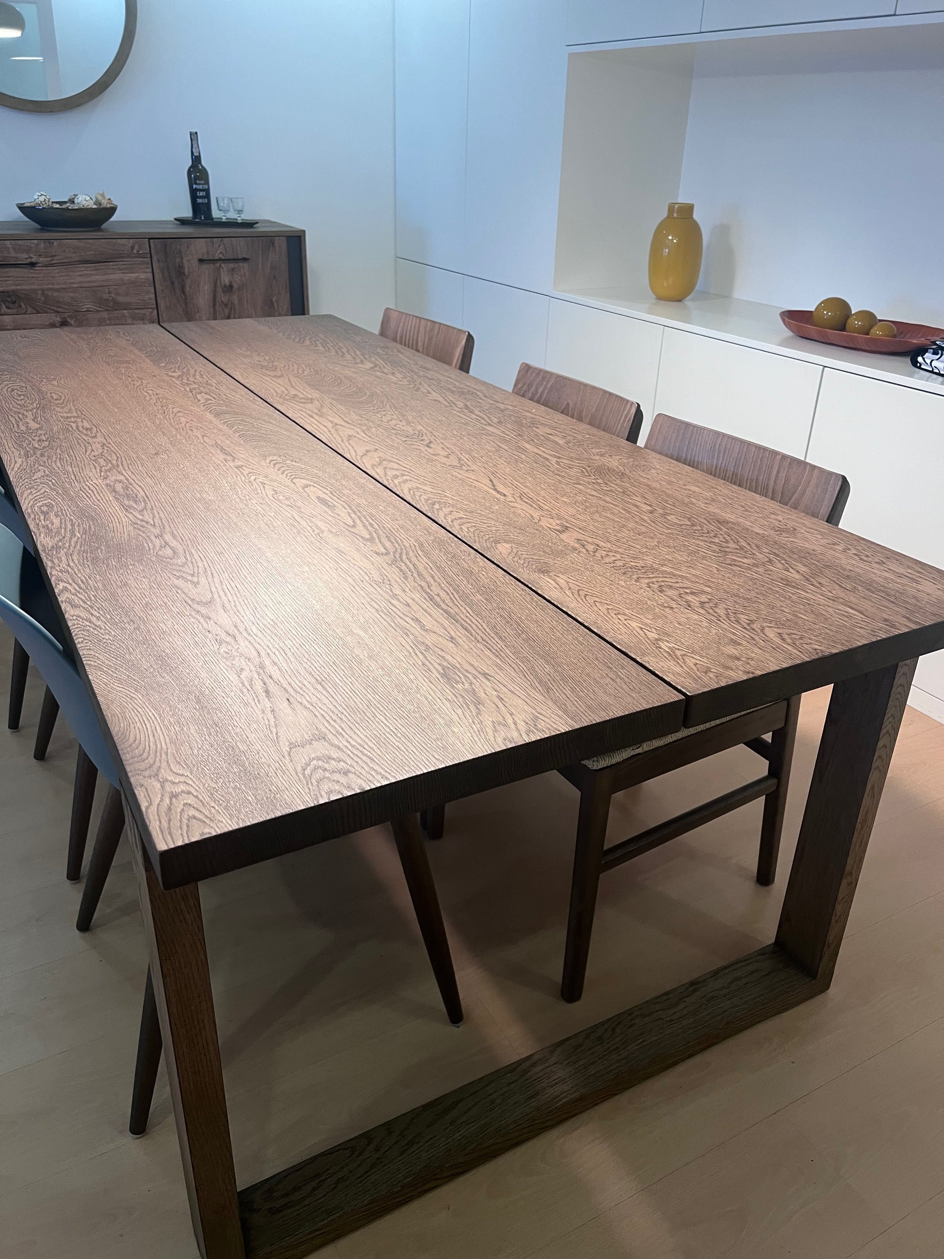 Mesa de jantar novissima 6 lugares em Carvalho castanho