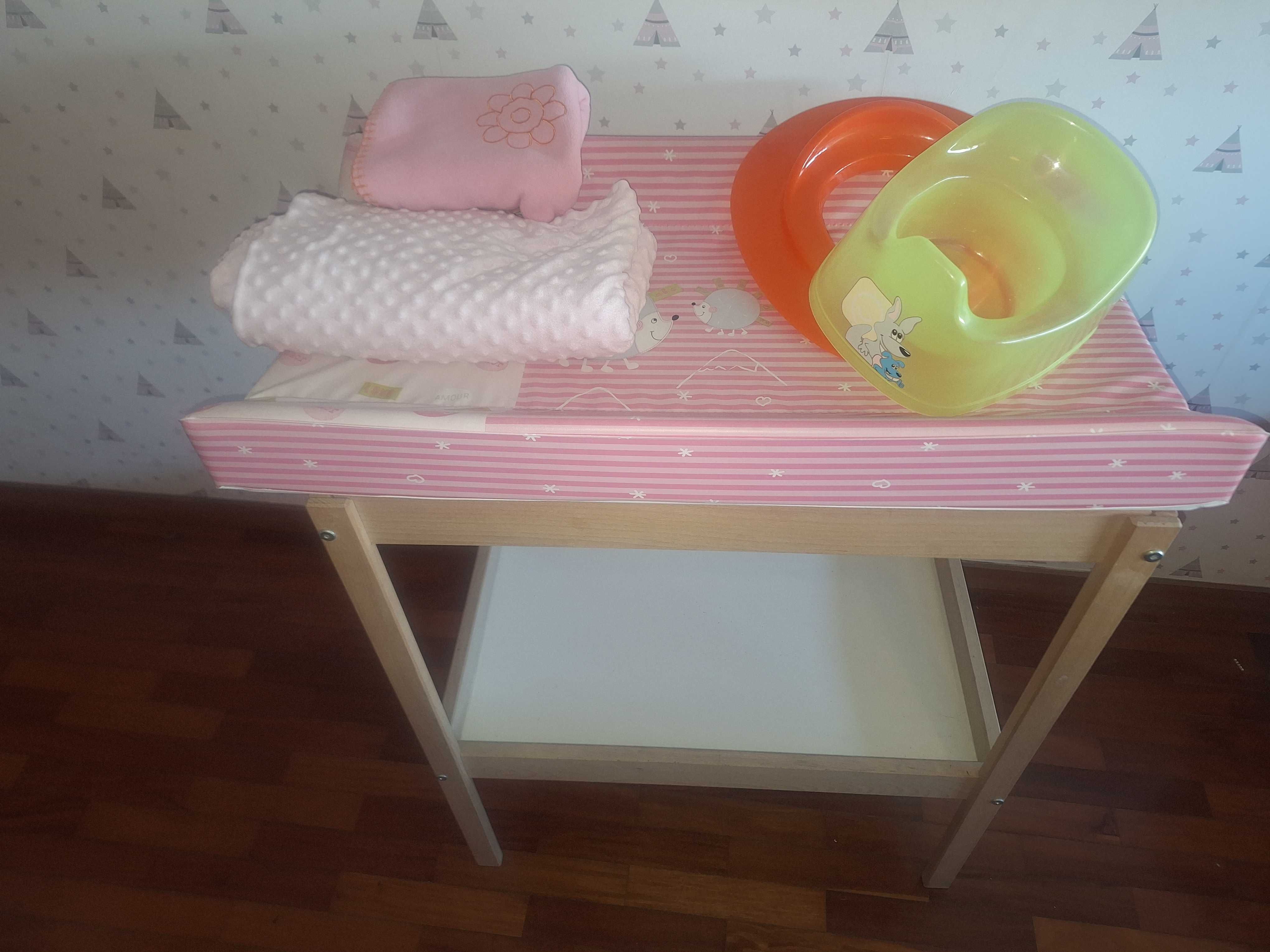 Muda fraldas + pote e redutor + 2 mantas novas