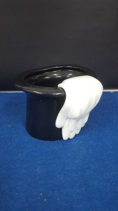 Curiosa taça de ceramica em forma de cartola  com luvas