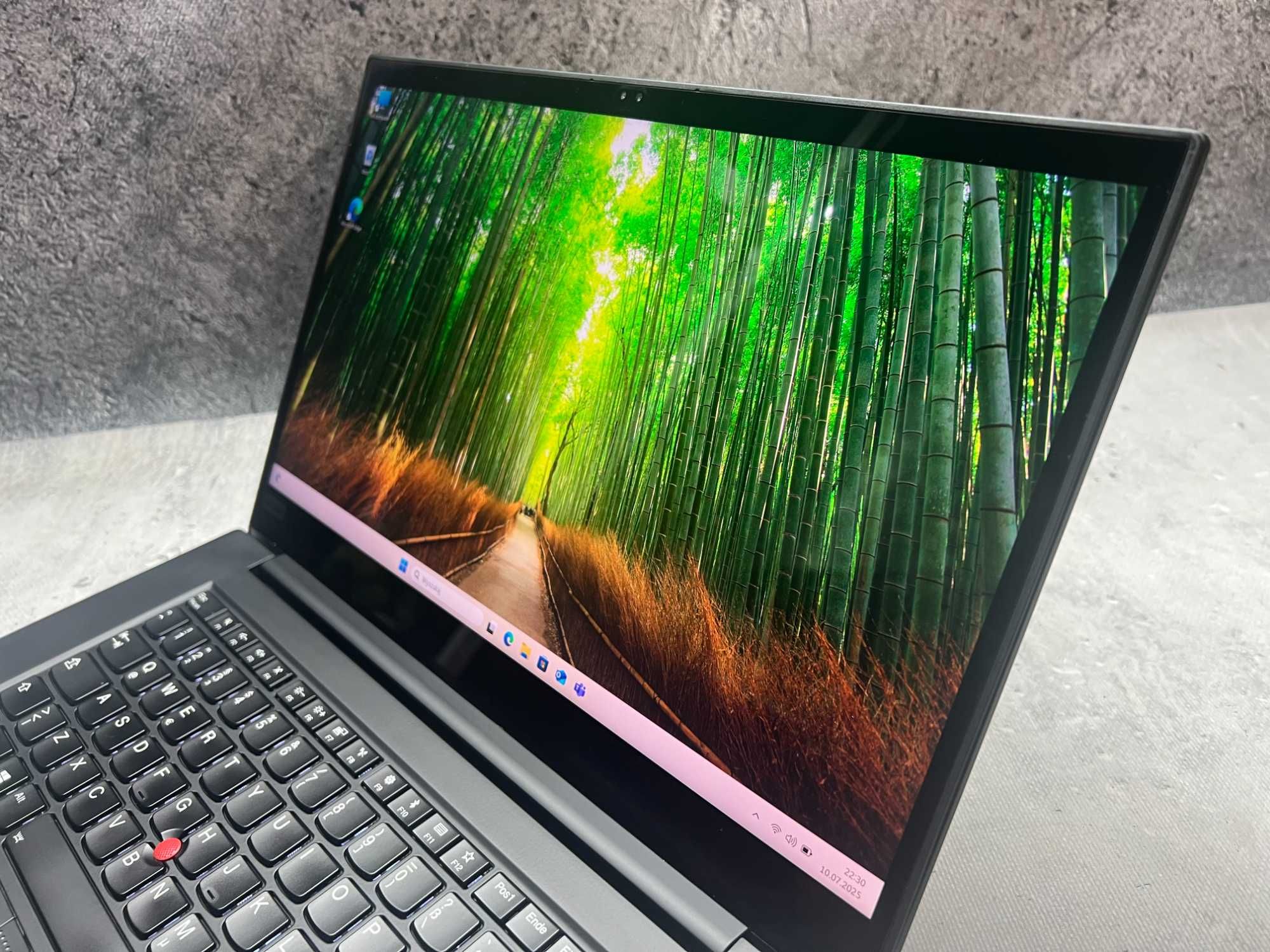 ThinkPad X1 Extreme / i7 8850H 4.3 GHz / 32GB DDR4 / 2TB SSD / 15.6 4K