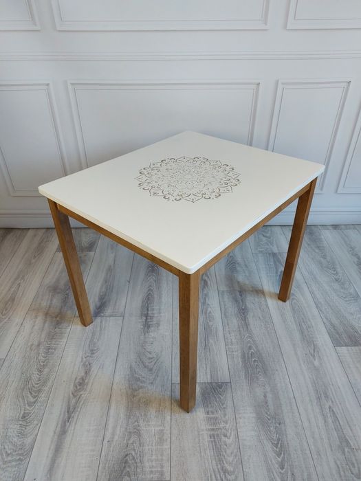 Biały stolik kawowy z drewnianymi nogami