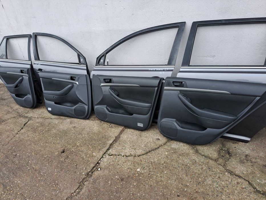 Boczki tapicerka drzwi Toyota Avensis T25 FL kpl
