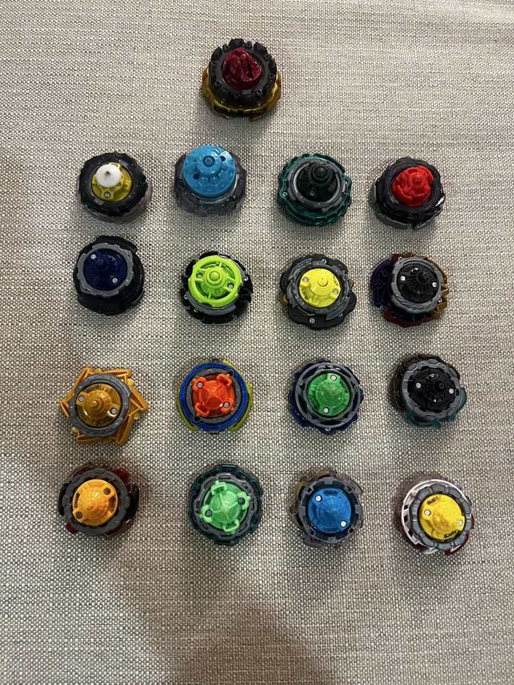 Beyblades originais e arenas