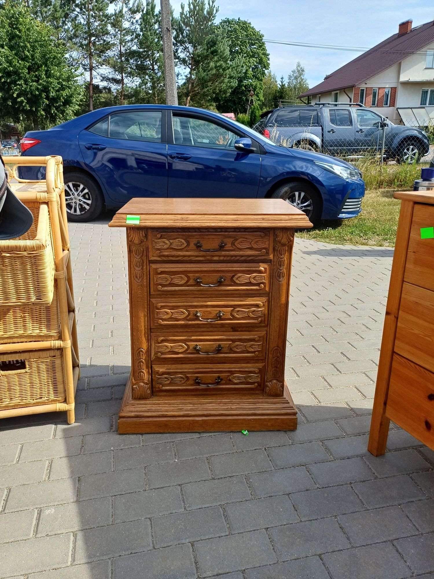 Zdobiona szafka z szufladami
