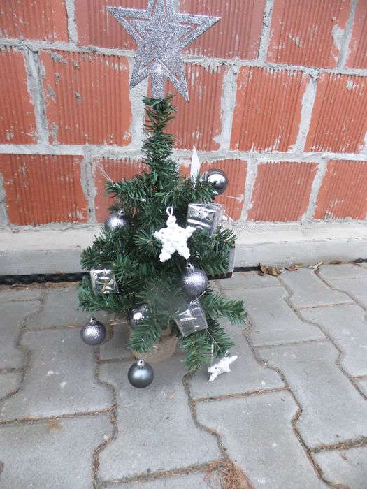 Choinka wys. 50 cm z ozdobami.