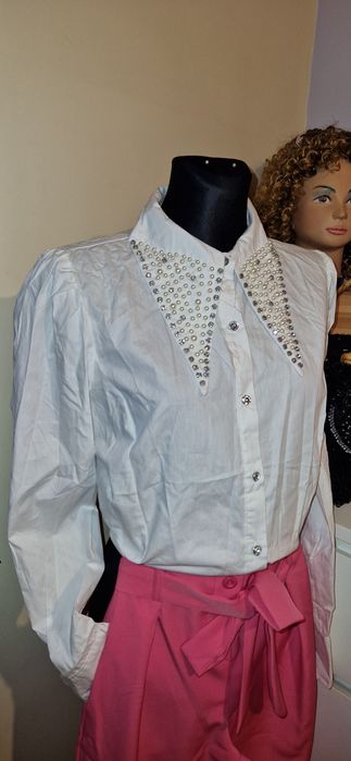 Koszula damska biala z zdobionym kołnierzykiem