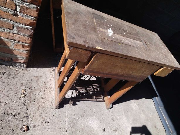 Stary zabytkowy stolik od maszyny do szycia