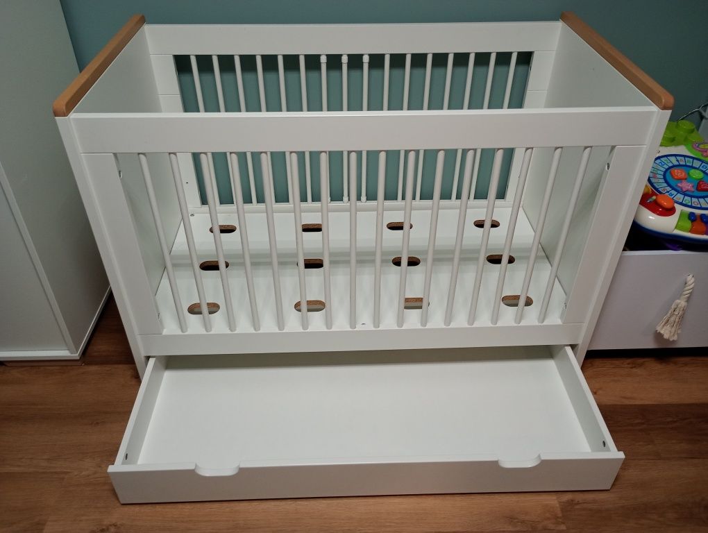 SNAP Łóżeczko 120x60
Materiał:
MDF + płyta laminowana + lite drewno bu