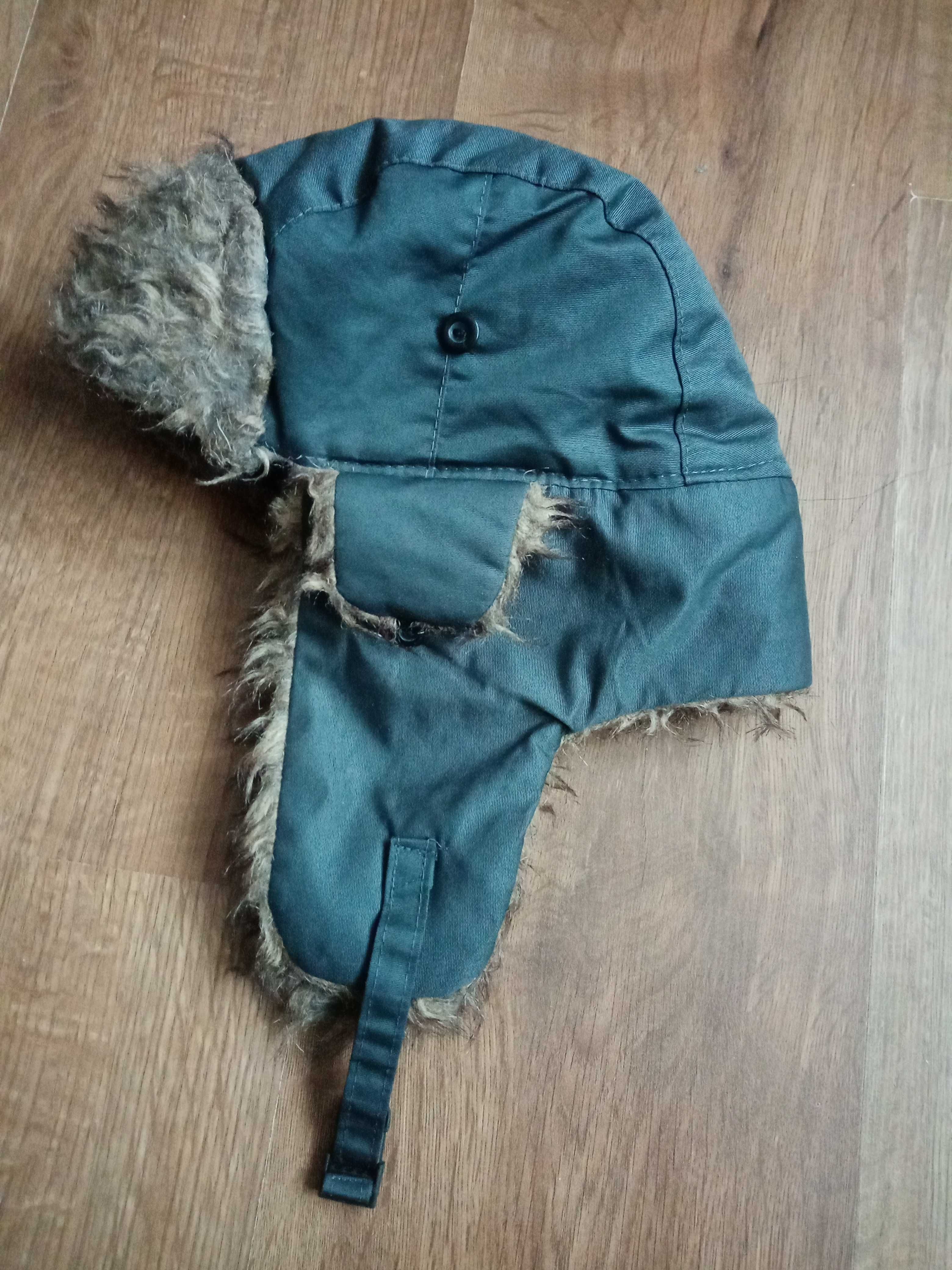 Czapka zimowa typu pilotka.