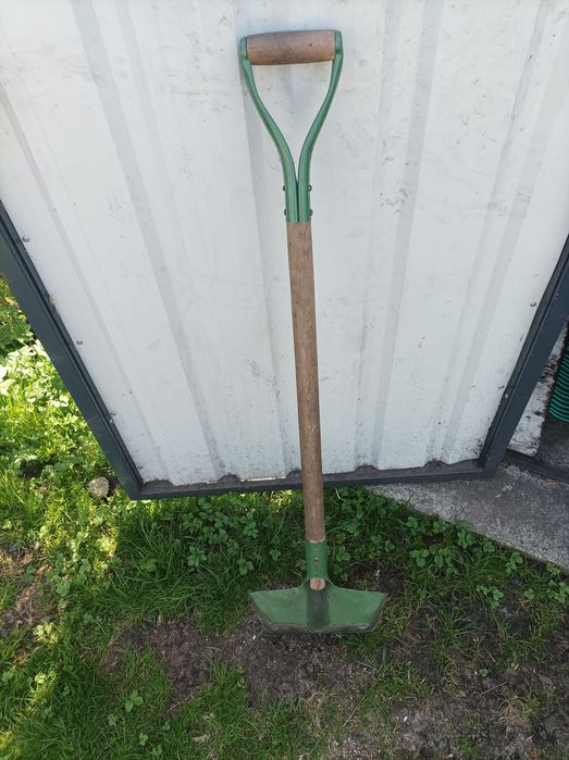 Solidna łopata ogrodowa.