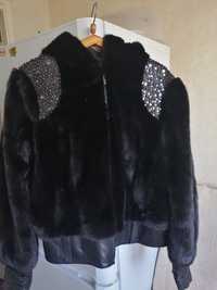 Куртка норка с кожей, украшена металлическим кепками на коже