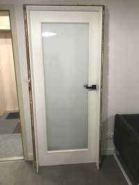 Drzwi POL-SKONE Impuls z ościeżnicą - białe z czarną klamką - 80 cm