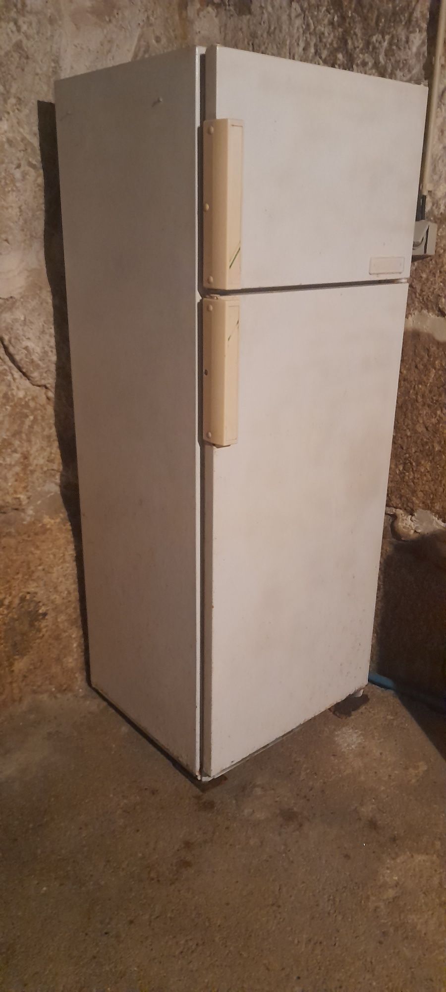 Vendo frigorífico usado a funcionar em pleno