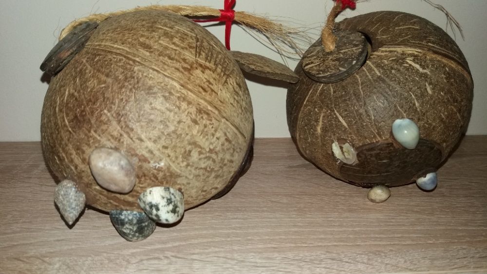 Skarbonki z kokosa ozdoba na regał