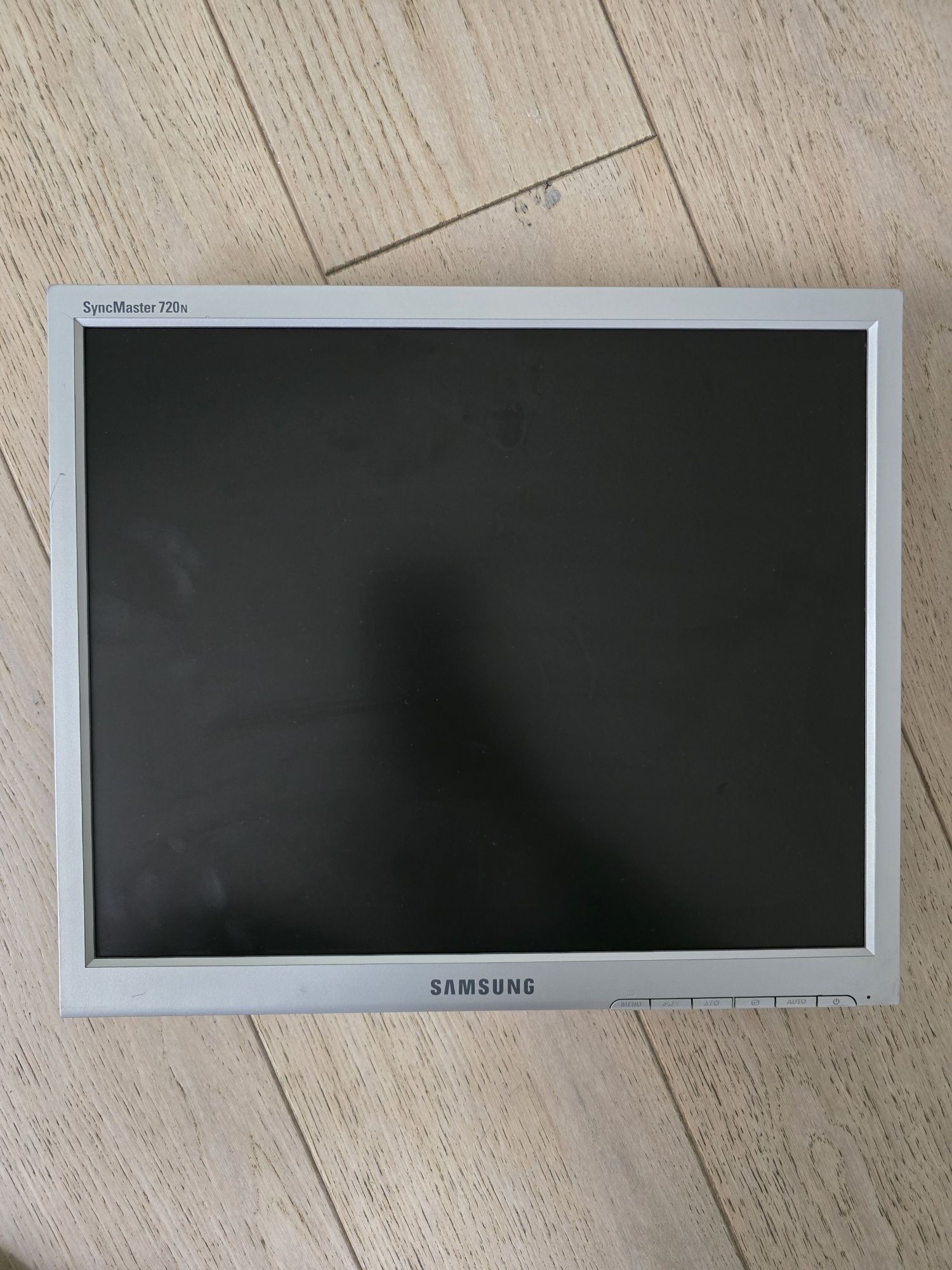 Samsung SyncMaster 720N 17" - do kamer
Przekątna ekranu	17''