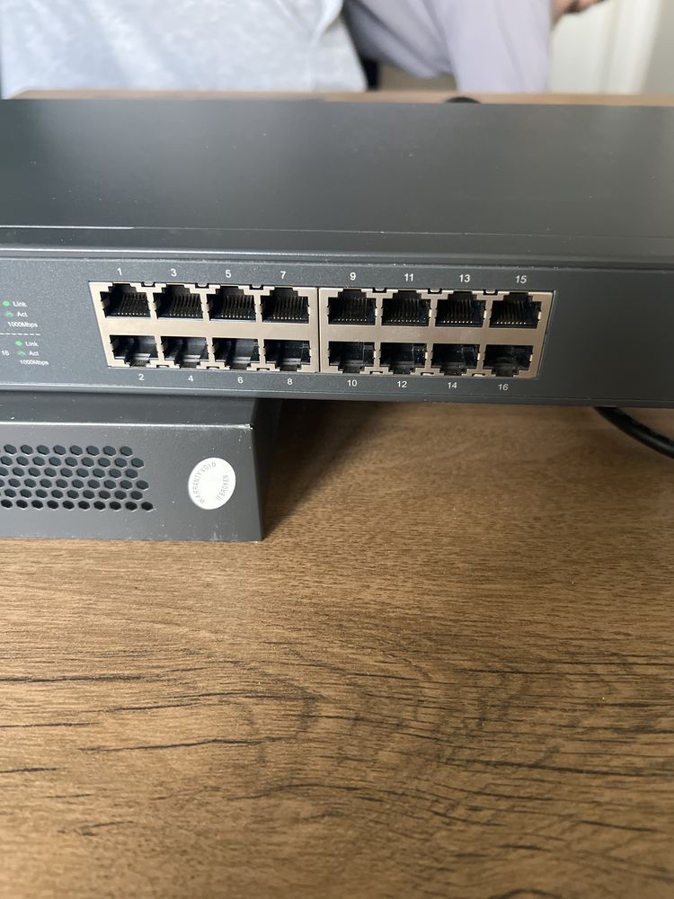 Комутатор TP-link 16 port