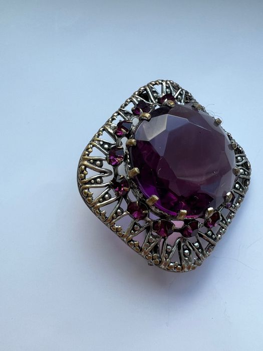 Вінтажна брошка з фіолетовим каменем