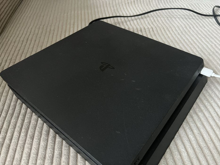 Playstation 4 + pad + trzy gry