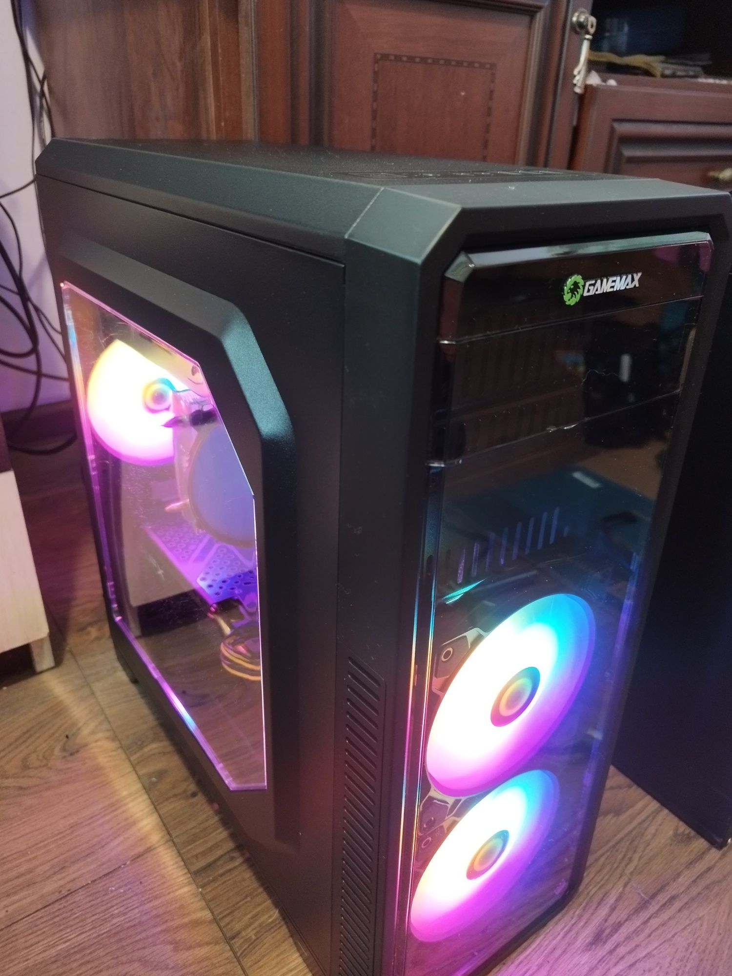 Продам системний блок E5-2660 v2+Ram 16gb+580 8Gb+SSD120+Hdd500+700w