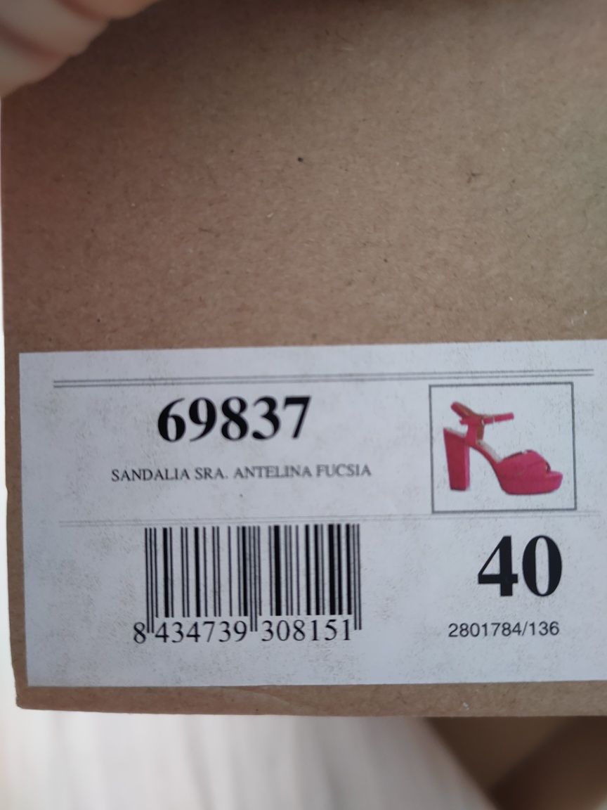 Buty na koturnie