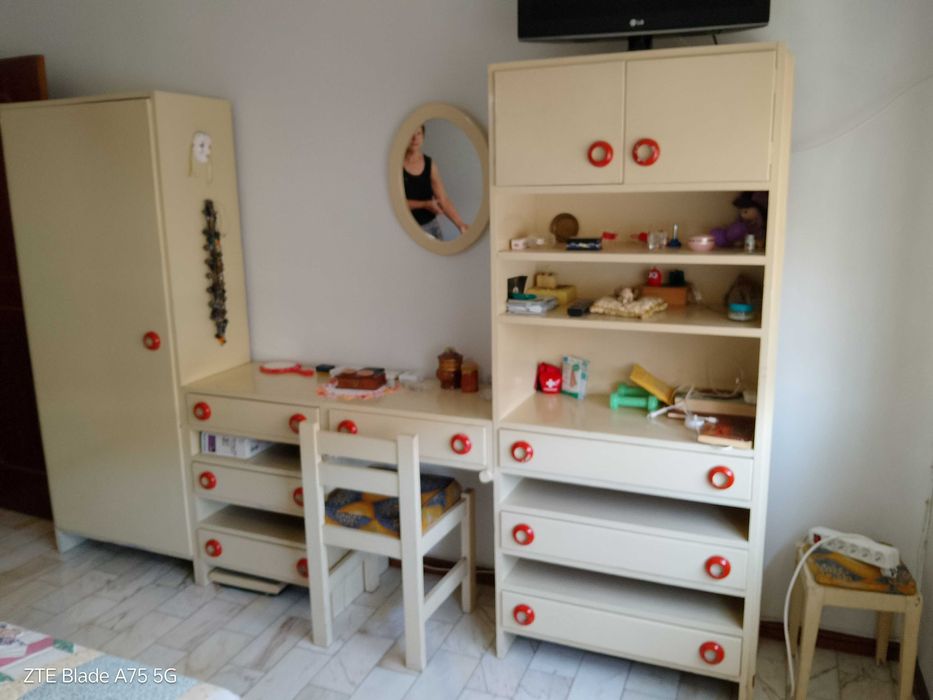 conjunto de quarto em bom estado de conservação