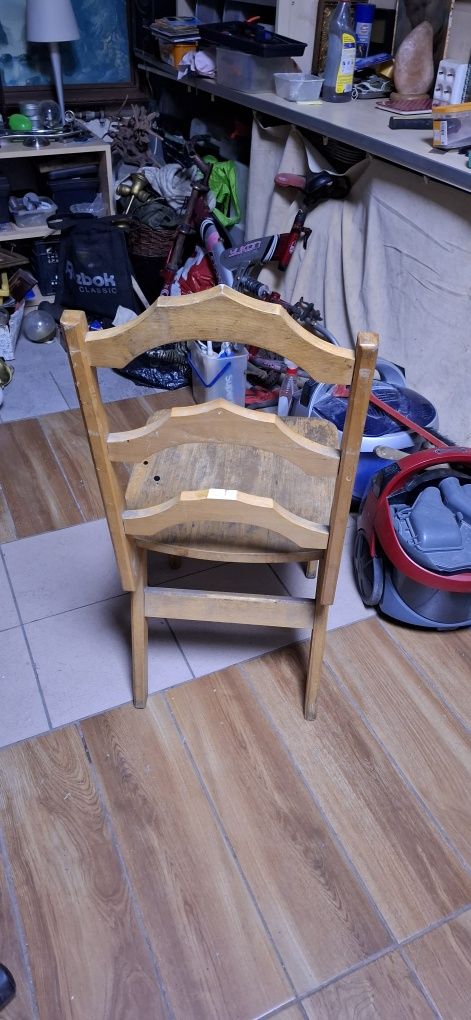 Stare drewniane krzesła do renowacji.