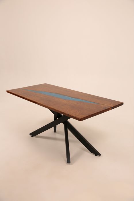 Обідній стіл з горіху з епоксидною смолою