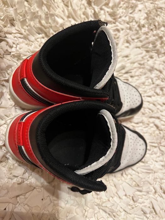 Jordan mid 1 vermelhas e brancas