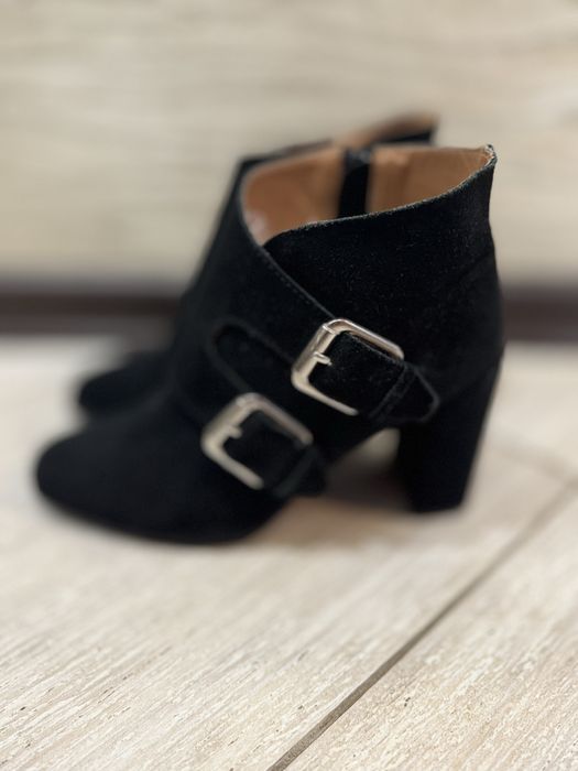 Козаки,ботинки чорні,замшеві на каблуку,напівботинки 37р