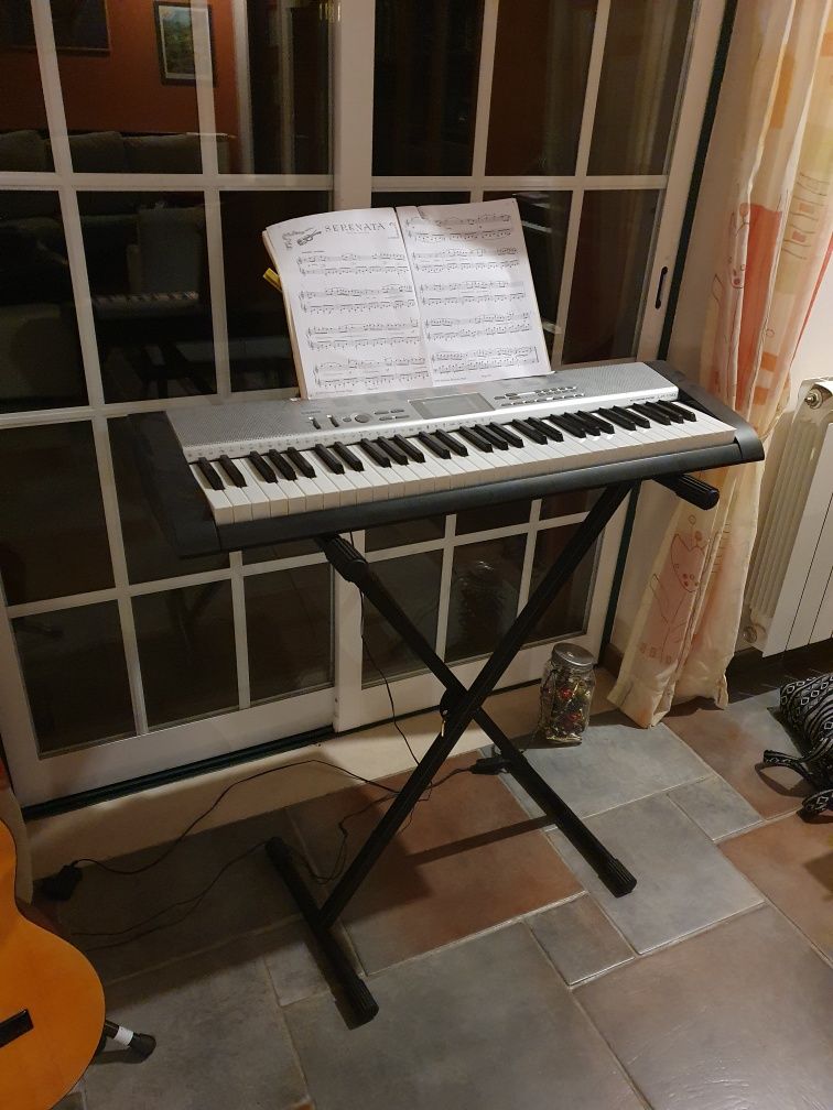 Piano digital em bom estado