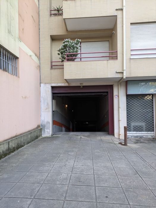Arrendamento de garagem na Rua do Monte dos Burgos