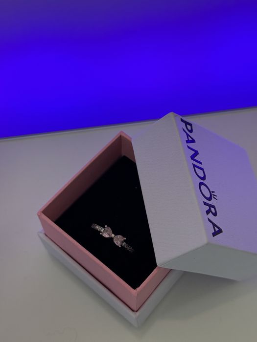 srebrny pierscionek pandora kokardka różowa