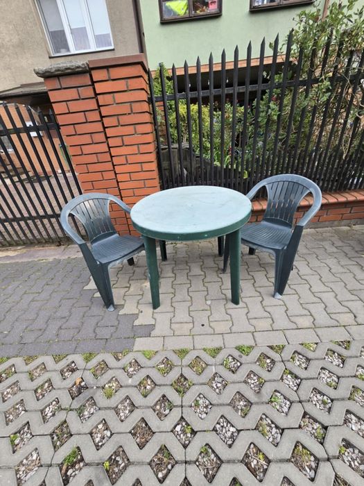 Stół ogrodowy z krzesłami