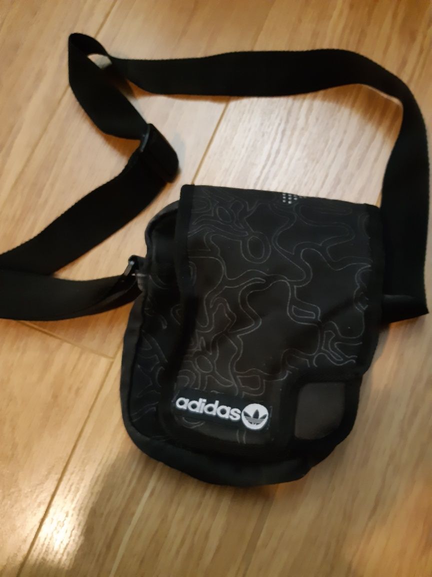 Czarna mini torba saszetka na ramię sportową 30x18 cm Adidas używana
