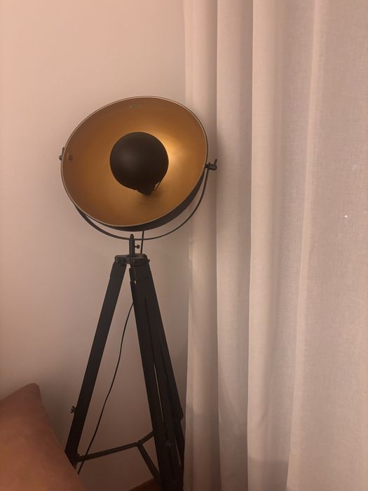 Candeeiro de pé preto e dourado