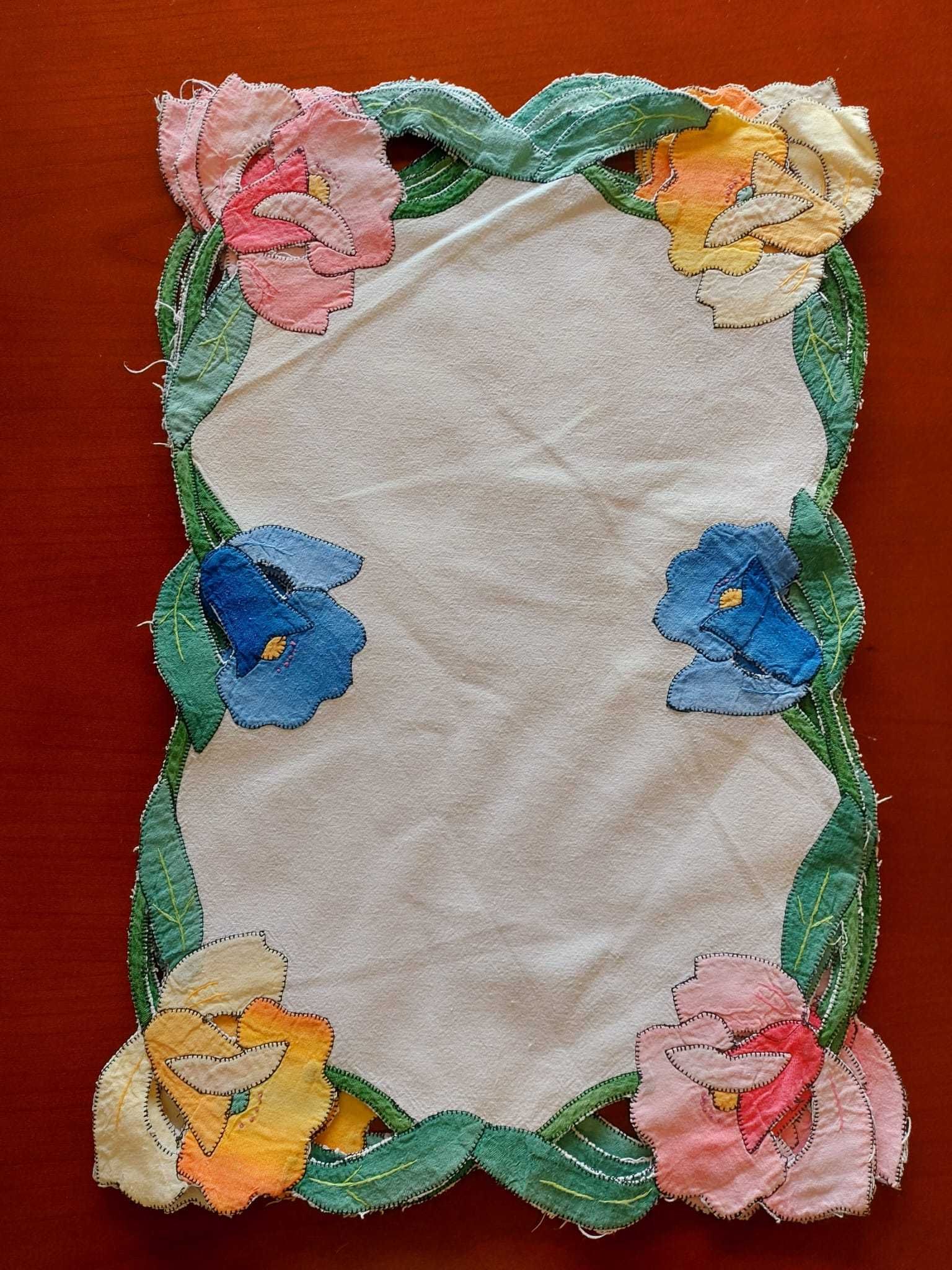 Conjunto de naperons de cozinha com aplicações de flores coloridas