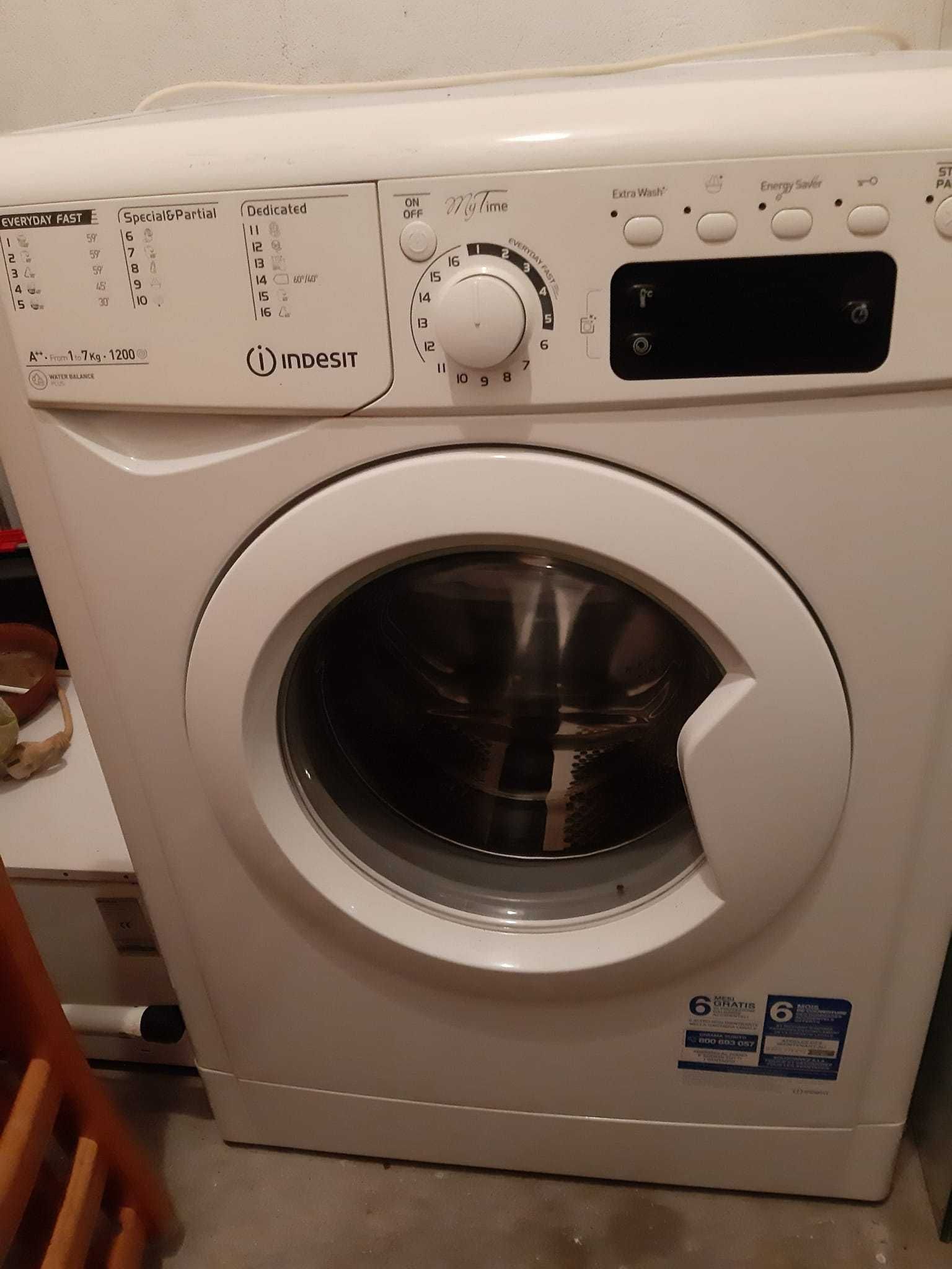 Máquina de lavar roupa INDESIT