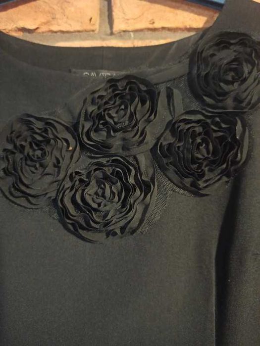 Sukienka czarna dopasowana elegancka aplikacje Savida