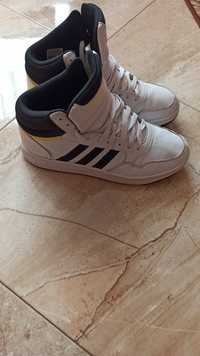 Buty sportowe marki adidas