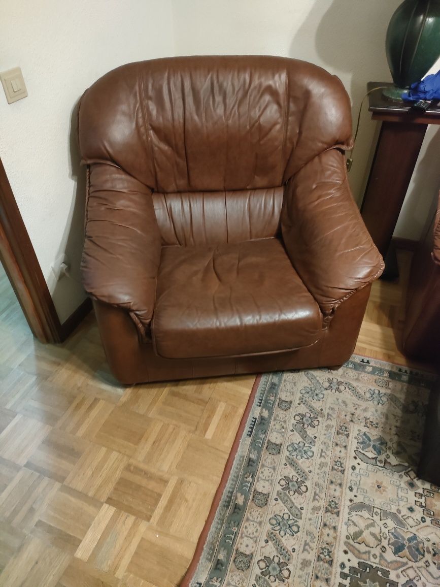 Poltrona castanha confortável.