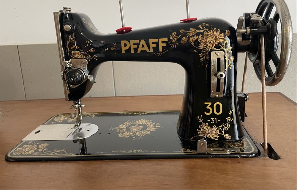 Máquina de costura PFAFF, restaurada e a coser