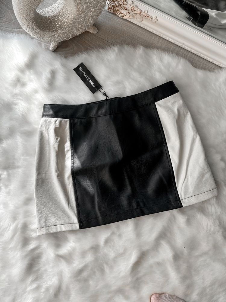 Spódnica mini ze sztucznej skóry z kontrastowymi panelami
