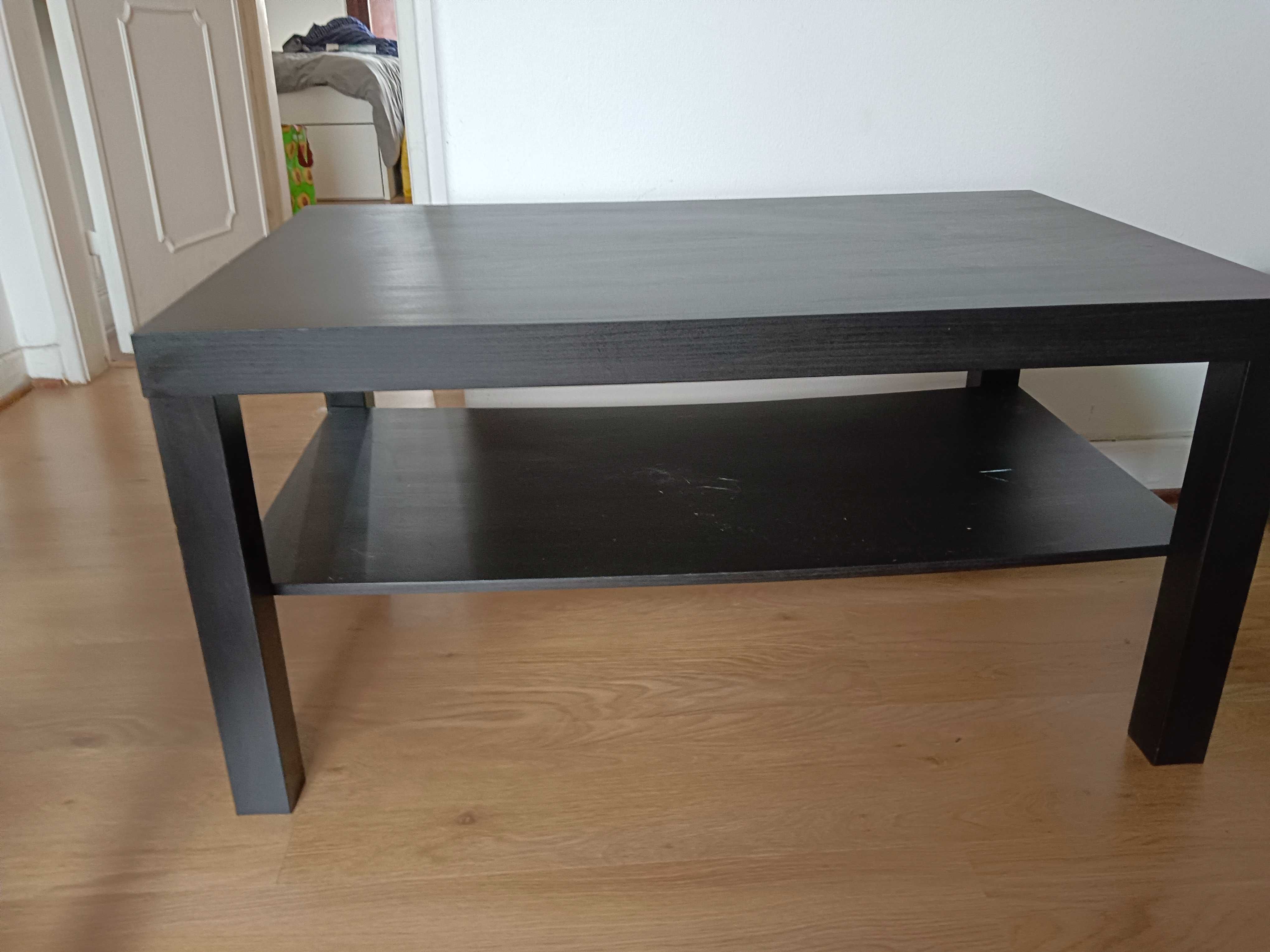 Mesa preta com prateleira