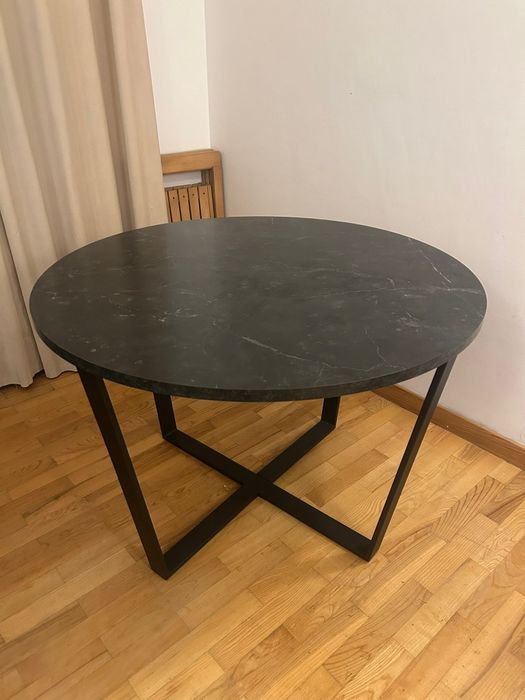 Okrągły stół z blatem imitującym marmur – średnica 110 cm