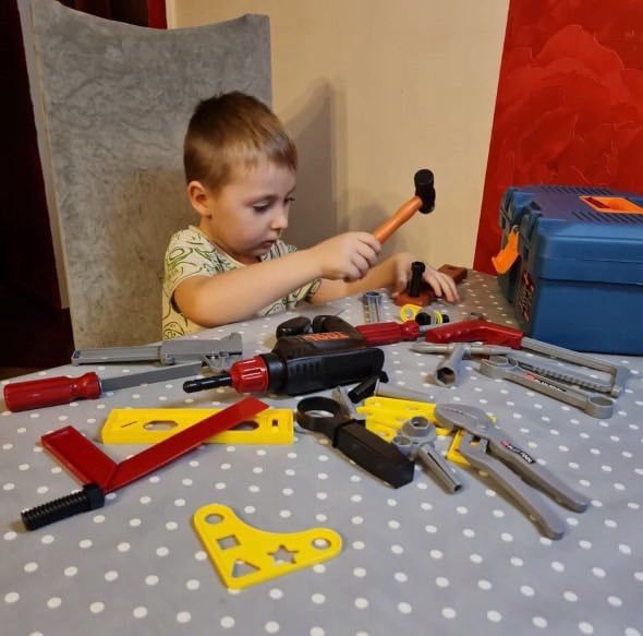 Zestaw Warsztatowy dla Dzieci w Walizce - Skrzynka z Narzędziami